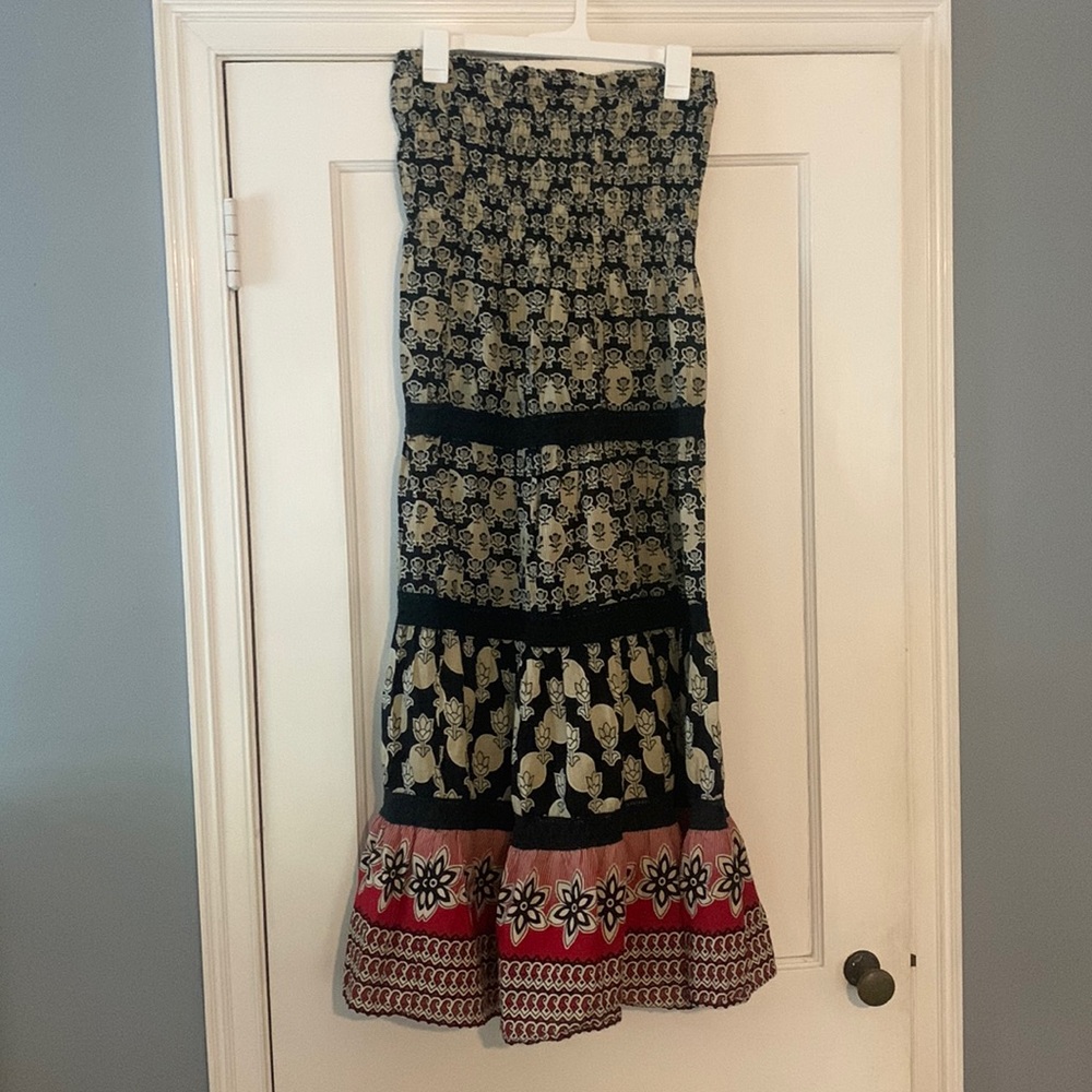 Speech Control New York size L can be worn as a maxi skirt and/or dress.